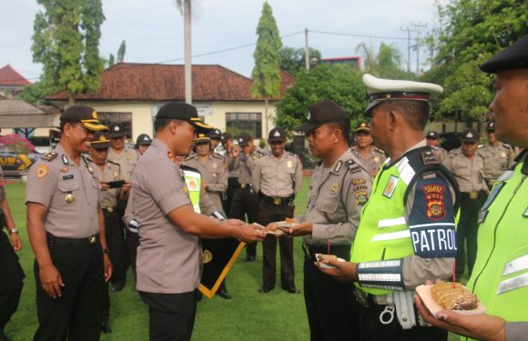 Kapolres Gianyar Memberikan Kado Istimewa  Kepada 17 orang anggota.
