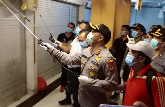 Antisipasi virus Corona Kapolres Gianyar Dampingi Bupati Gianyar Laksanakan Penyemprotan Desinfeksi di Pasar Ubud