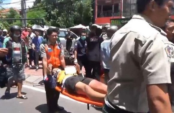 Pohon Tumbang Timpa Pengendara Motor,  2 Korban Luka-Luka