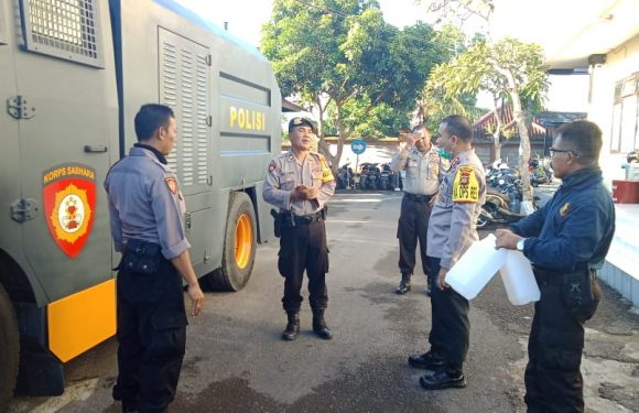 Kapolres Pimpin Langsung Penyemprotan Disinfektan Di Sepanjang Jalan Batuyang.