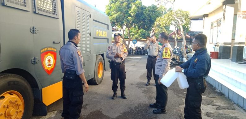 Kapolres Pimpin Langsung Penyemprotan Disinfektan Di Sepanjang Jalan Batuyang.