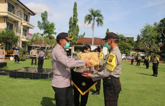 Kapolres Gianyar Menyerahkan Tali Kasih Dari Kapolda Bali