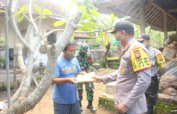 Kapolres Gianyar Menyerahkan Tali Kasih di Desa Siangan.