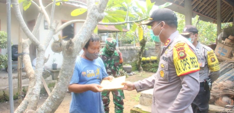 Kapolres Gianyar Menyerahkan Tali Kasih di Desa Siangan.