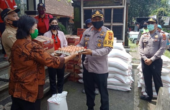 POLRES GIANYAR KAWAL PENDISTRIBUSIAN PAKET SEMBAKO