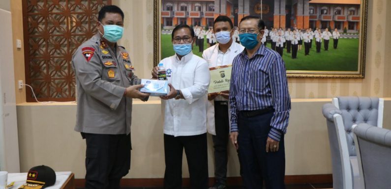 Kapolda Bali Beri Bantuan APD Kepada RSUD Bali Mandara.