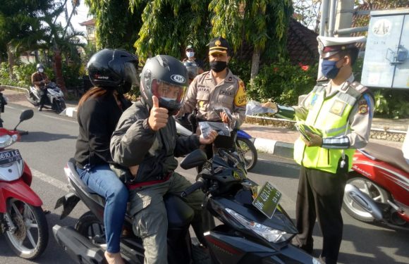 Peduli Covid 19, Kabag Ops Polres Gianyar  Bagikan Masker Kepada Masyarakat.