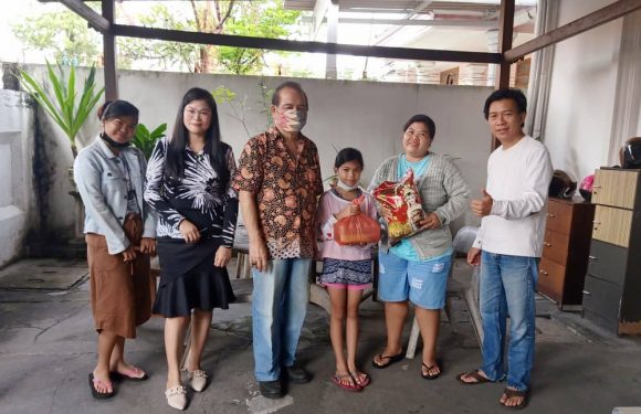 Peduli Kasih, Gembala GPDI Bethesda Denpasar Beri Bantuan Sembako Untuk Jemaat.
