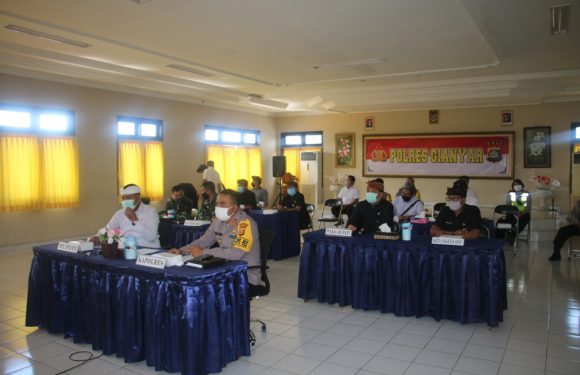 Polres Gianyar Bersama Forkopinda Mengikuti Press Conference Tentang Langkah Pencegahan Pandemic Covid-19 Di Provinsi Bali.