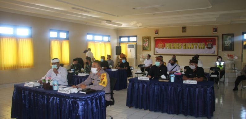 Polres Gianyar Bersama Forkopinda Mengikuti Press Conference Tentang Langkah Pencegahan Pandemic Covid-19 Di Provinsi Bali.