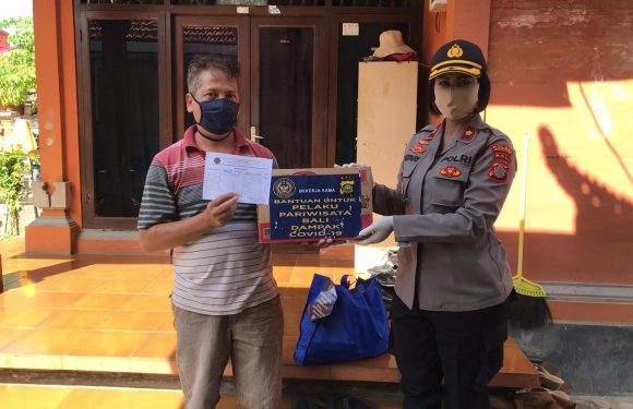 Wakapolres Badung Bagikan Sembako Gratis Kepada Pelaku Pariwisata