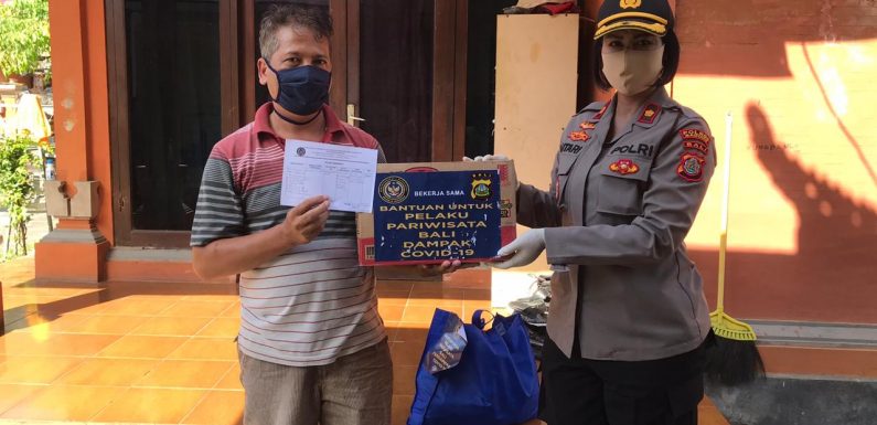 Wakapolres Badung Bagikan Sembako Gratis Kepada Pelaku Pariwisata