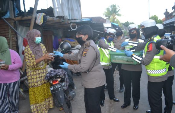 Dapur Bhayangkari Polres Gianyar Membagikan Takjil Di Tengah Pandemic Covid -19