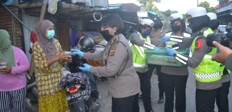 Dapur Bhayangkari Polres Gianyar Membagikan Takjil Di Tengah Pandemic Covid -19