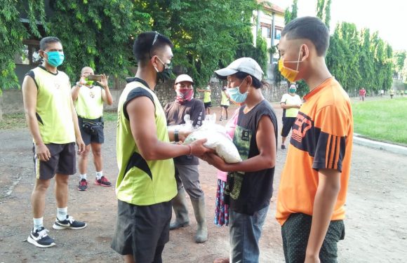 Kodim Buleleng Bagikan Sembako Bagi Petugas Kebersihan GOR Bhuana Patra.