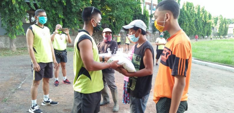 Kodim Buleleng Bagikan Sembako Bagi Petugas Kebersihan GOR Bhuana Patra.