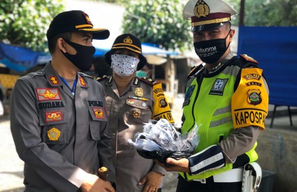 Kapolres Klungkung Bagikan Masker Dan Hand Soap ke Personil Yang Siaga Di Pospam.
