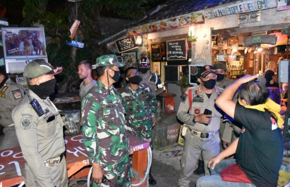 Patroli Gabungan Kodim Bersama Satpol PP Buleleng Masih Ditemukan Restoran Buka Melewati Batas Waktu.