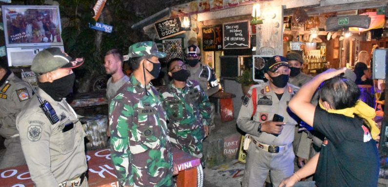 Patroli Gabungan Kodim Bersama Satpol PP Buleleng Masih Ditemukan Restoran Buka Melewati Batas Waktu.
