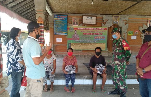 Meringankan Beban Warga Tidak Mampu, Babinsa  Serahkan Sembako.