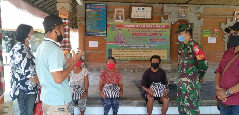 Meringankan Beban Warga Tidak Mampu, Babinsa  Serahkan Sembako.