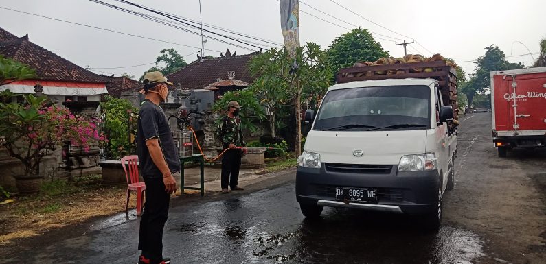 Desa Banyubiru Lakukan Penyemprotan Cairan Disinfektan di Pintu Masuk Desa.
