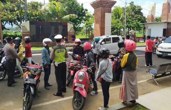Dicegat di Pelabuhan Gilimanuk Ratusan Orang Gagal Mudik.