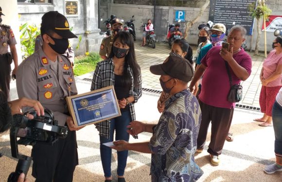 Kapolsek Petang Saluran Bansos Dari Kementerian Pariwisata.