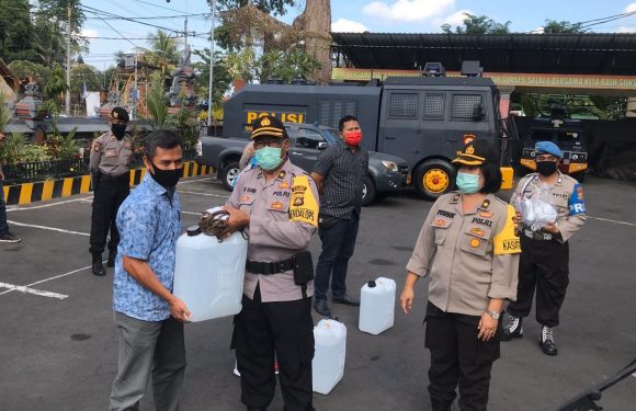 Wakapolres Utari Serahkan Cairan Disinfektan Kepada Polsek Jajaran.