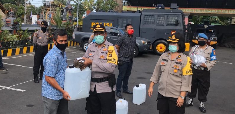 Wakapolres Utari Serahkan Cairan Disinfektan Kepada Polsek Jajaran.