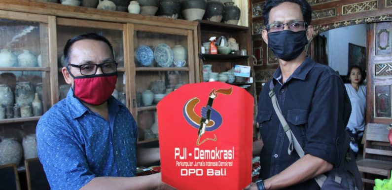 PJID Provinsi Bali, Salurkan Sembako Untuk Wartawan dan Masyarakat Yang Terdampak COVID-19.