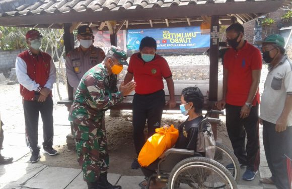 Kapolres Jembrana Menyerahkan Paket Sambako  Kepada Para Penyandang Disabilitas yang Terdampak Covid-19.