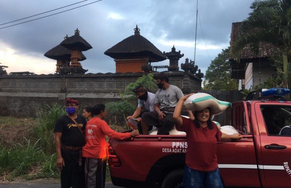 Peduli Covid-19, Bendesa Adat Angantiga Bantu 25 Kg Beras pe KK Kepada Masyarakat.