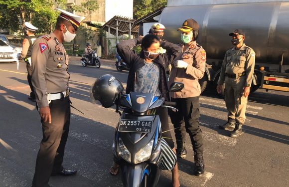 Perangi Covid -19 Polres Badung Sebar Ratusan Masker Ke Pengemudi