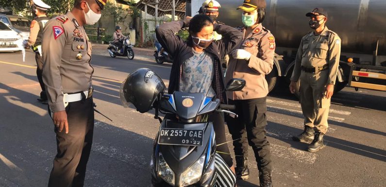 Perangi Covid -19 Polres Badung Sebar Ratusan Masker Ke Pengemudi