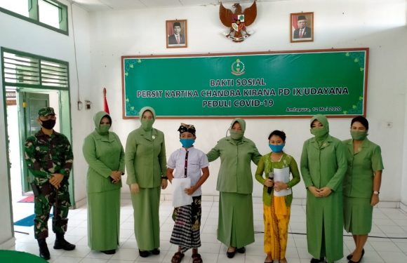 Bakti Sosial Persit KCK PD IX/Udayana Peduli Warakawuri Dan Anak Yatim.