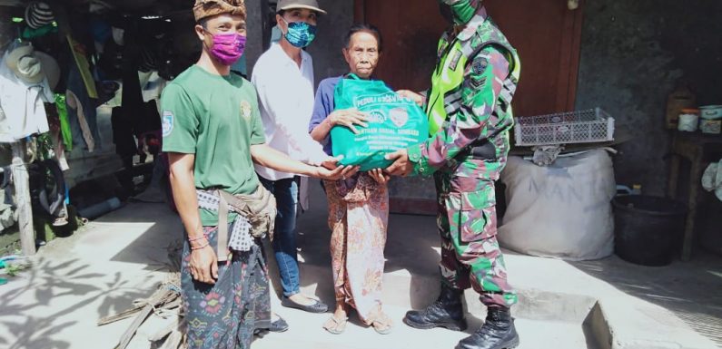 Babinsa Nusa Penida Bagikan Sembako Bantuan Pangdam IX/Udayana Untuk Warga.