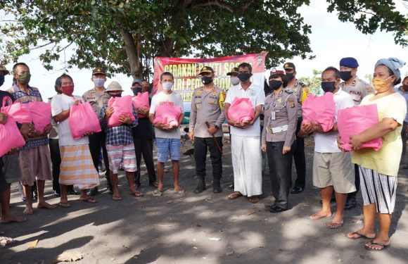 Peduli Covid-19,  Kapolres Klungkung  Bagikan Sembako Kepada Masyarakat di Pesisir Pantai Kusamba.
