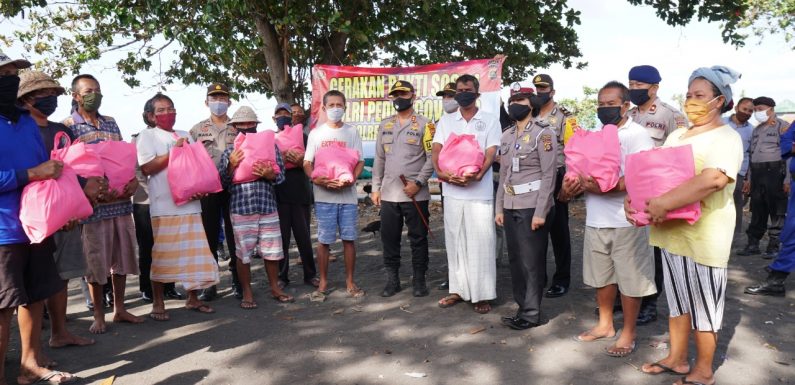 Peduli Covid-19,  Kapolres Klungkung  Bagikan Sembako Kepada Masyarakat di Pesisir Pantai Kusamba.