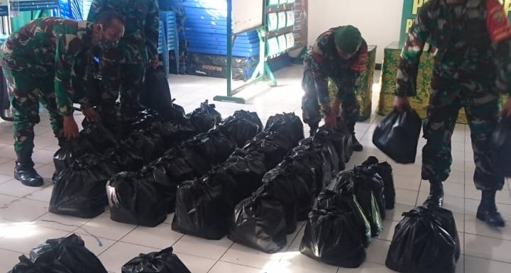 Kodim Buleleng Salurkan 200 Paket Sembako Bagi Masyarakat Terdampak Covid-19.