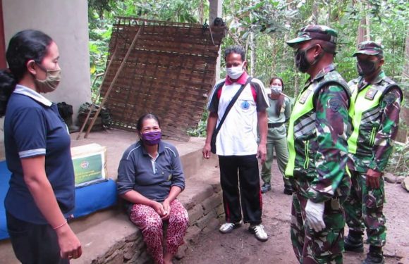Babinsa Dawan Bagikan Sembako Untuk Warga.