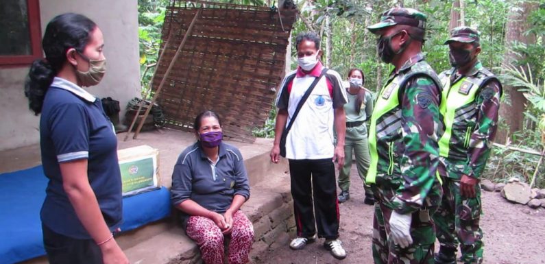 Babinsa Dawan Bagikan Sembako Untuk Warga.