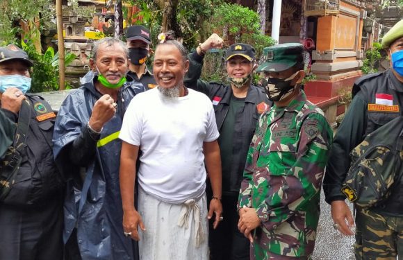 Danramil Tampaksiring Bersama Pemuda Panca Marga (P2M) Bagikan Sembako Kepada Para Veteran.