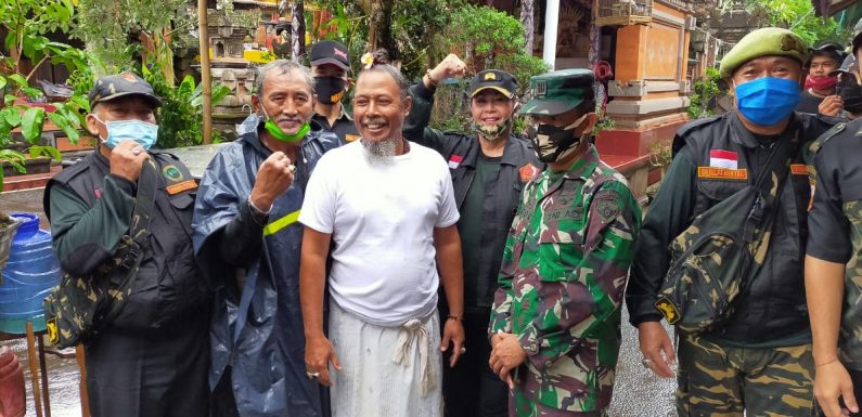 Danramil Tampaksiring Bersama Pemuda Panca Marga (P2M) Bagikan Sembako Kepada Para Veteran.