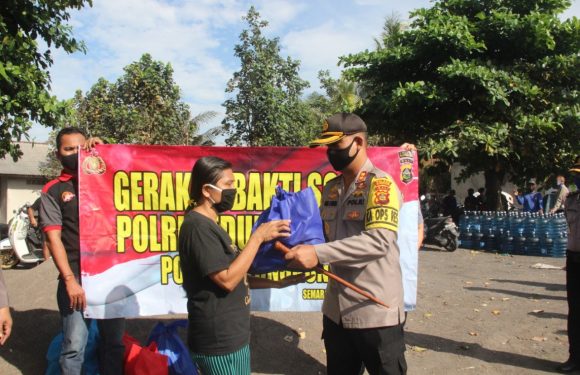 Kapolres Klungkung Bagikan 100 Paket Sembako untuk Nelayan