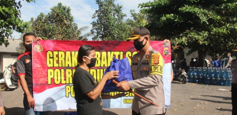 Kapolres Klungkung Bagikan 100 Paket Sembako untuk Nelayan