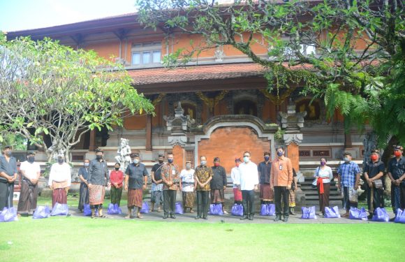 Gubernur Koster Serahkan Bantuan Sembako untuk Warga Denpasar Terdampak Covid-19.