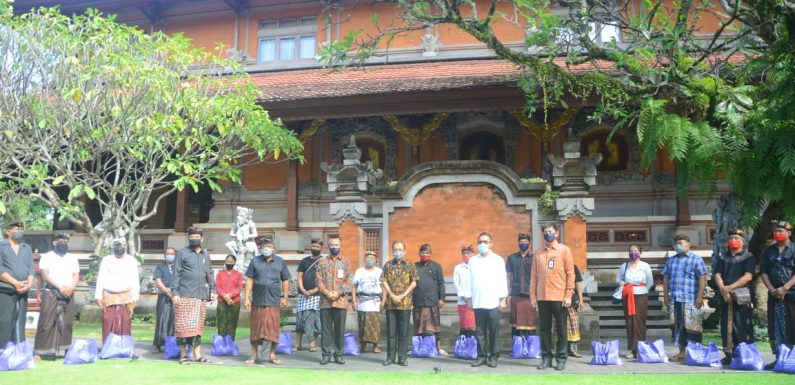 Gubernur Koster Serahkan Bantuan Sembako untuk Warga Denpasar Terdampak Covid-19.