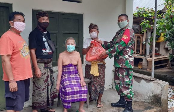 Babinsa Serahkan Bantuan Kodim Tabanan Kepada Warga Terdampak COVID-19.