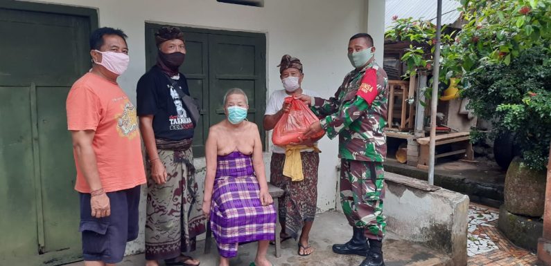 Babinsa Serahkan Bantuan Kodim Tabanan Kepada Warga Terdampak COVID-19.
